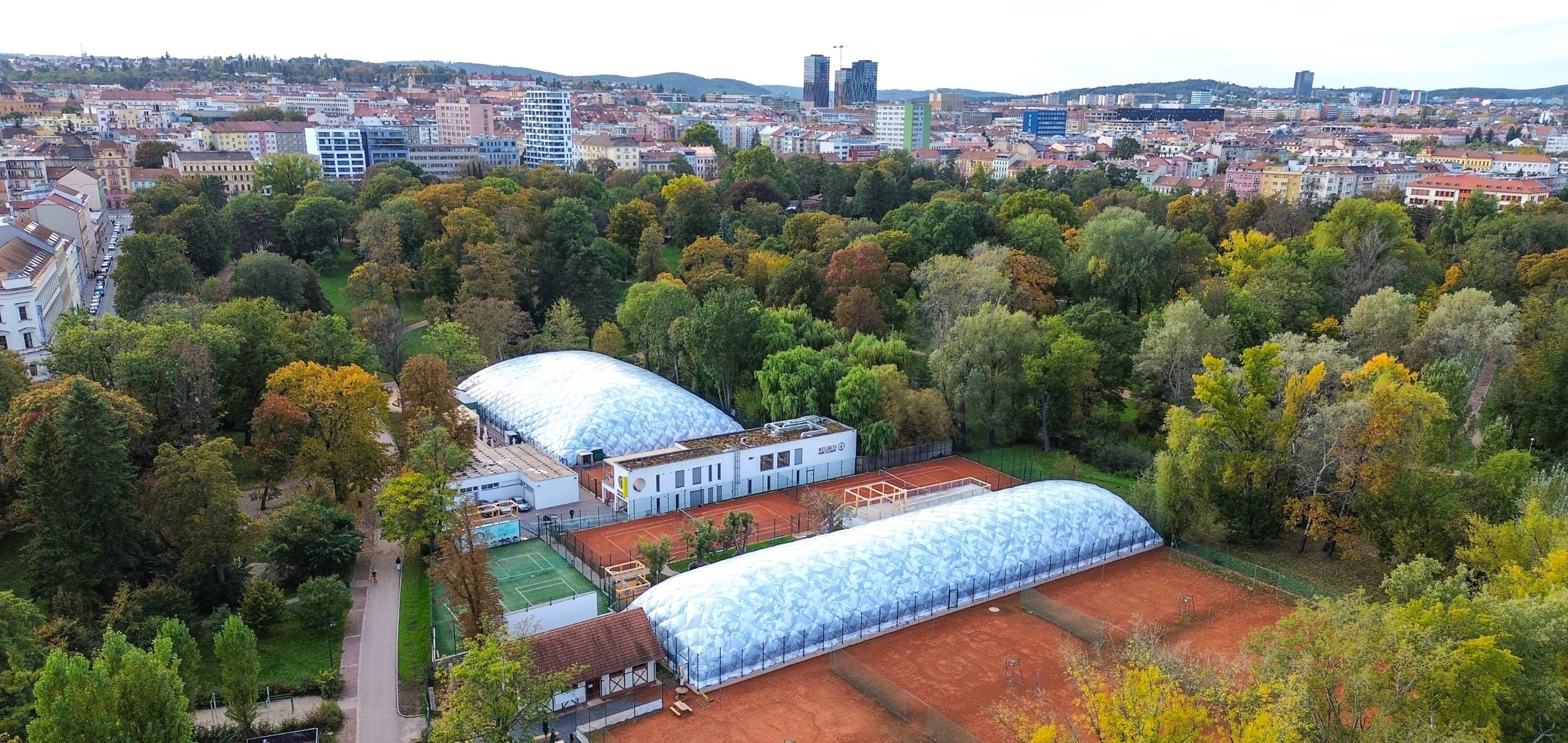 Zimní sezona ve dvou přetlakových halách na celkem 5 antukových kurtech